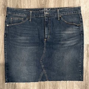 Universal Thread Jean Skirt Size 18/34 Cut-Off Denim Knee Length